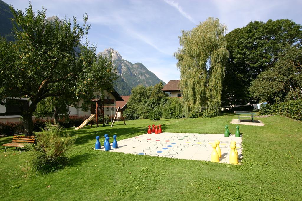 Spiele- Und Buchhotel Tschitscher Nikolsdorf Eksteriør bilde
