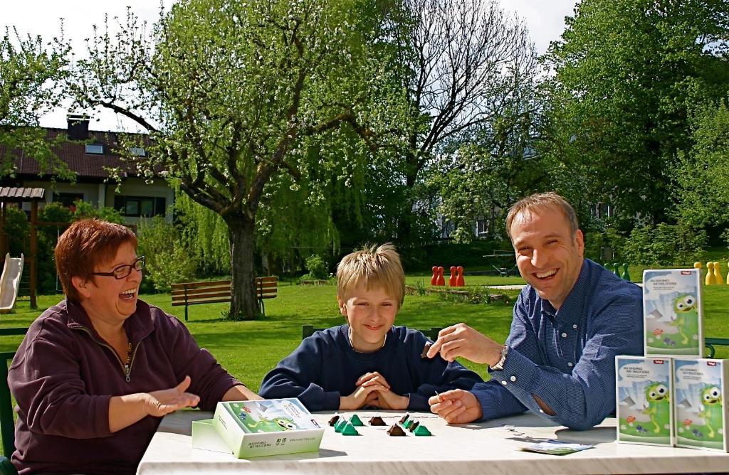 Spiele- Und Buchhotel Tschitscher Nikolsdorf Eksteriør bilde
